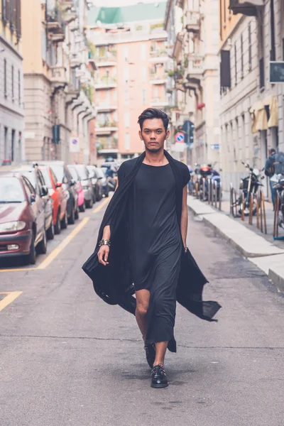 Hermoso modelo asiático posando en las calles de la ciudad — Foto de Stock