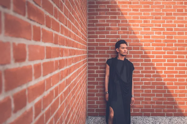 Hermoso modelo asiático posando en las calles de la ciudad — Foto de Stock