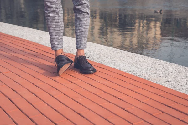 Detail of an Asian model posing by an artificial basin — Stock Photo, Image