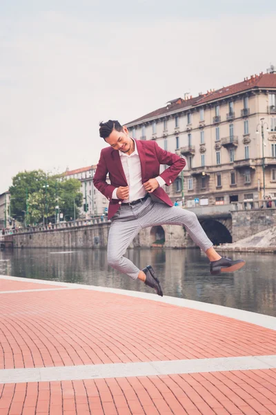 Pohledný asijský model jumping umělá nádrž — Stock fotografie