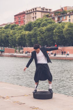 Yakışıklı Asya model tarafından yapay bir havza poz