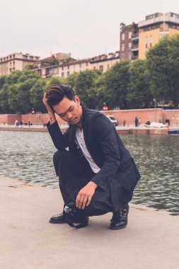 Yakışıklı Asya model tarafından yapay bir havza poz