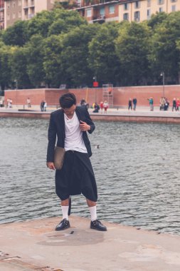Yakışıklı Asya model tarafından yapay bir havza poz