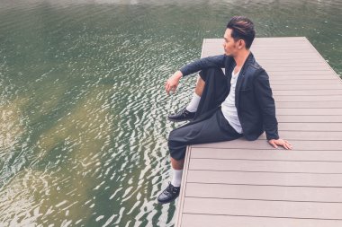 Yakışıklı Asya model tarafından yapay bir havza poz