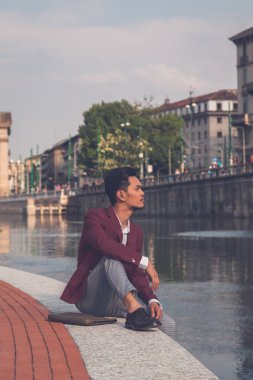 Tarafından yapay bir havza oturan yakışıklı Asya modeli