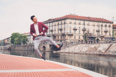 Yakışıklı Asya modeli tarafından yapay bir havza atlama