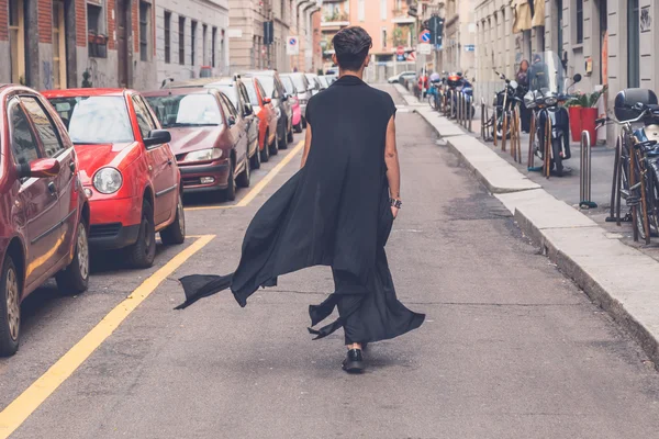 Beau modèle asiatique posant dans les rues de la ville — Photo