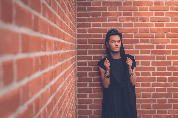 Handsome Asian model posing in the city streets — Stock Photo, Image