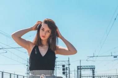 Endüstriyel bir bağlamda poz güzel esmer