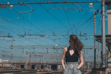 Endüstriyel bir bağlamda poz güzel esmer