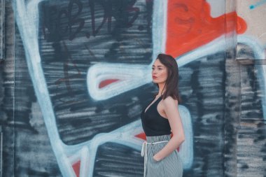 Endüstriyel bir bağlamda poz güzel esmer