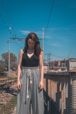 Endüstriyel bir bağlamda poz güzel esmer