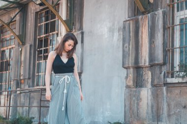 Endüstriyel bir bağlamda poz güzel esmer