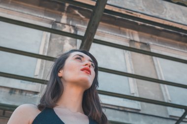 Endüstriyel bir bağlamda poz güzel esmer