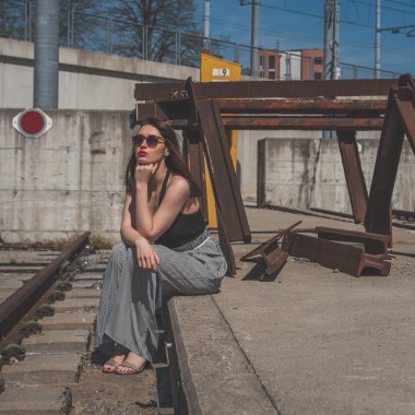 Endüstriyel bir bağlamda poz güzel esmer