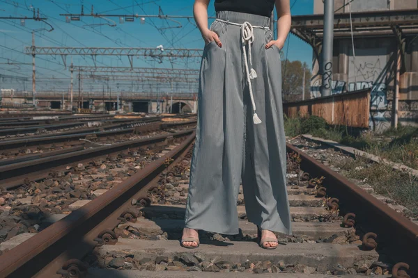 Detail of a beautiful girl posing in an industrial context — Stock Photo, Image