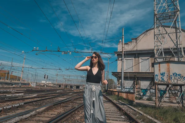 Linda morena posando em um contexto industrial — Fotografia de Stock