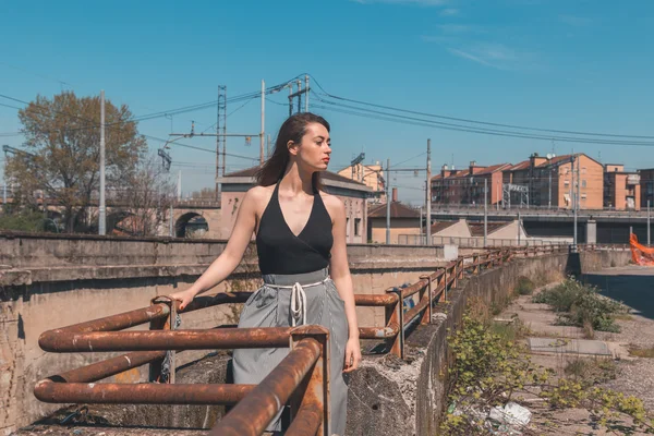 Mooie brunette poseren in een industriële context — Stockfoto