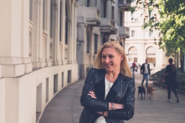 Güzel kız şehir sokaklarda poz