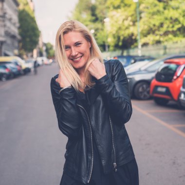 Güzel kız şehir sokaklarda poz