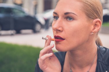 Güzel kız şehir sokaklarda Sigara