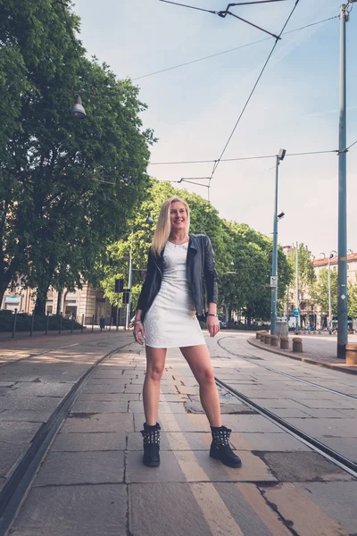 Menina bonita posando nas ruas da cidade — Fotografia de Stock