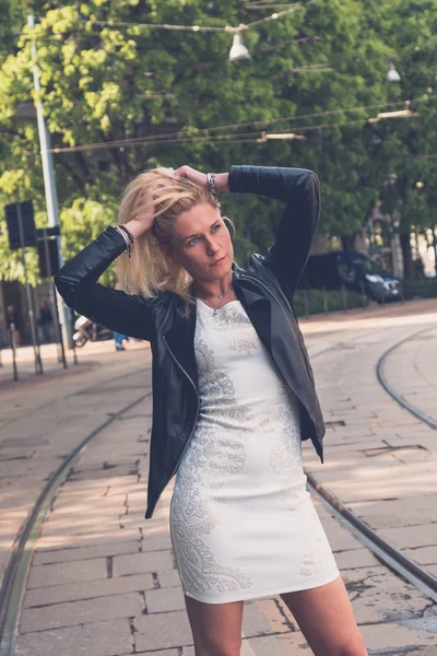 Beautiful girl posing in the city streets — Stock Photo, Image