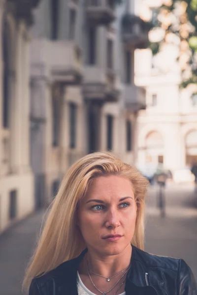Güzel kız şehir sokaklarda poz — Stok fotoğraf
