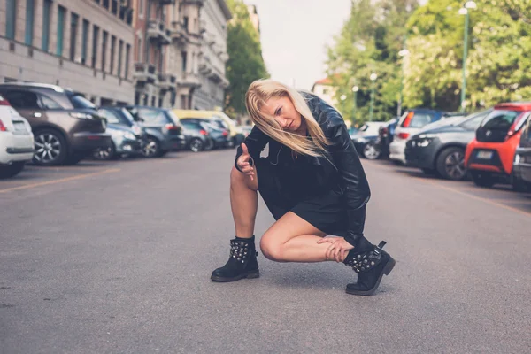 Schöne Mädchen posiert in den Straßen der Stadt — Stockfoto