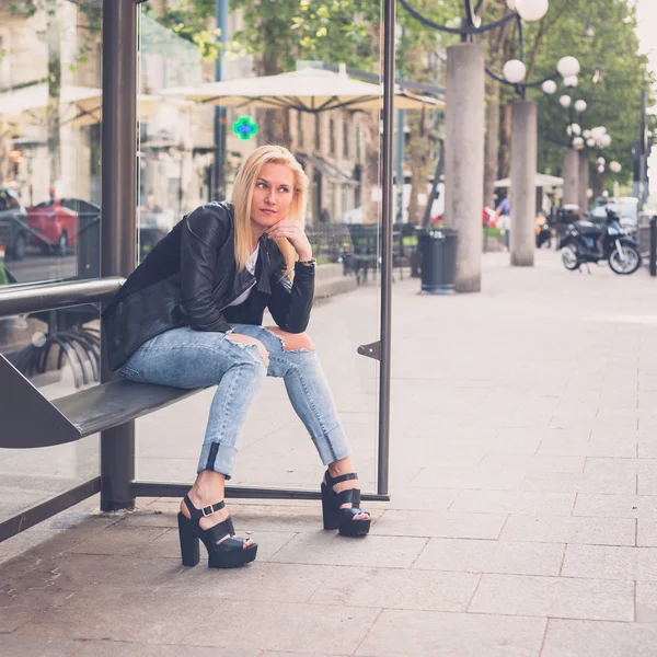 Mooi meisje poseren in de straten van de stad — Stockfoto