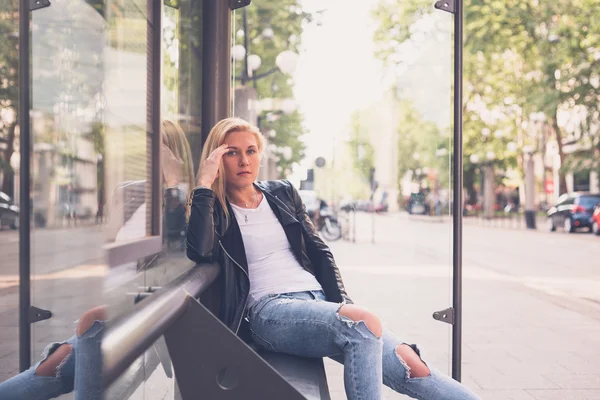 Mooi meisje poseren in de straten van de stad — Stockfoto