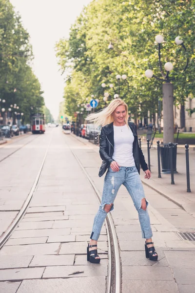 Schöne Mädchen posiert in den Straßen der Stadt — Stockfoto