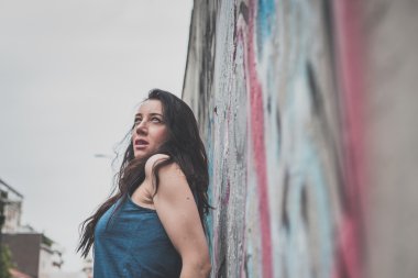 Güzel kız şehir sokaklarda poz