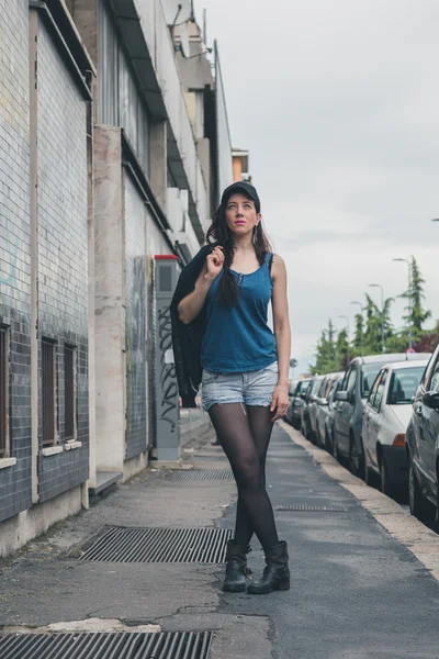 Schöne Mädchen posiert in den Straßen der Stadt — Stockfoto