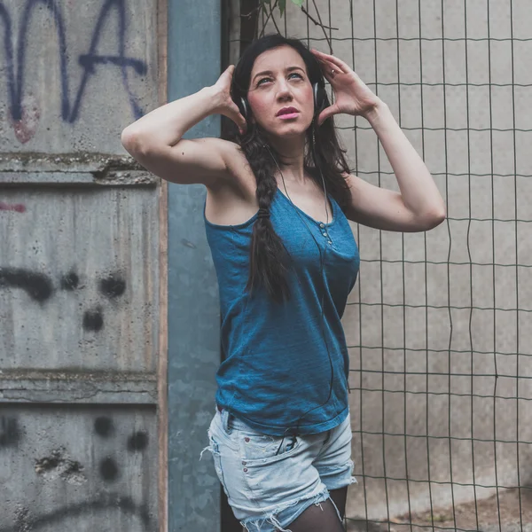 Beautiful girl posing in the city streets — Stock Photo, Image