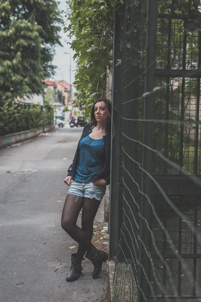 Красивая девушка позирует на улицах города — стоковое фото