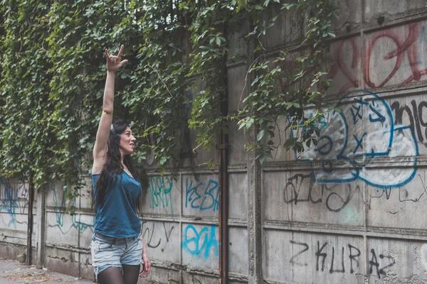 Bella ragazza in posa nelle strade della città — Foto Stock