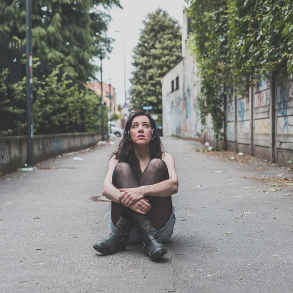 Beautiful girl posing in the city streets — Stock Photo, Image