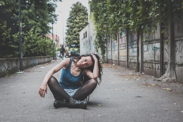 Belle fille posant dans les rues de la ville — Photo