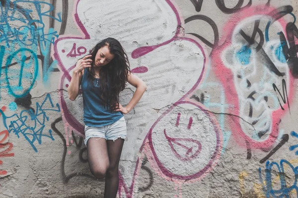 Beautiful girl posing in the city streets — Stock Photo, Image