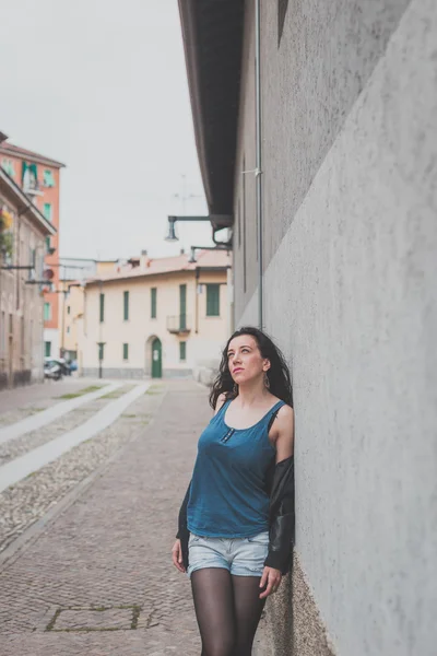 Belle fille posant dans les rues de la ville — Photo