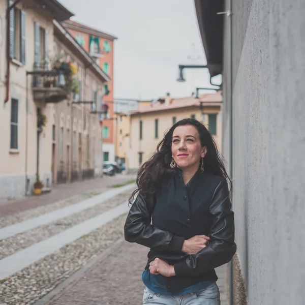 Menina bonita posando nas ruas da cidade — Fotografia de Stock