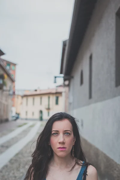 Bella ragazza in posa nelle strade della città — Foto Stock