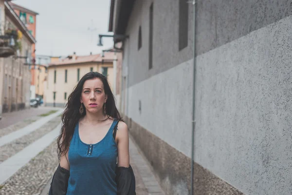 Belle fille posant dans les rues de la ville — Photo