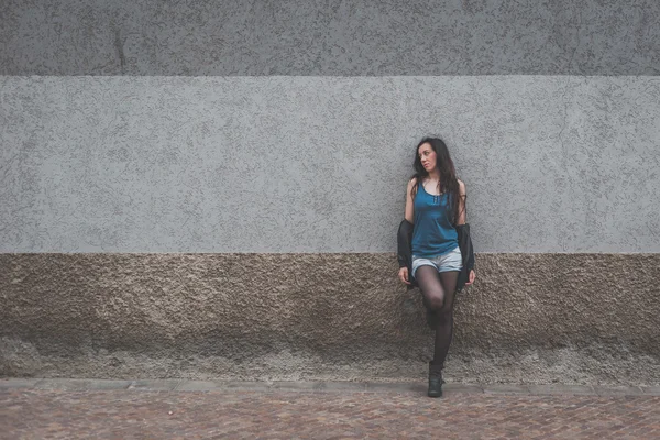 Hermosa chica posando en las calles de la ciudad —  Fotos de Stock
