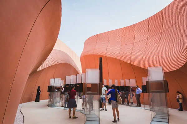 Folk besöker Förenade Arabemiraten paviljongen på Expo 2015 i Mi — Stockfoto