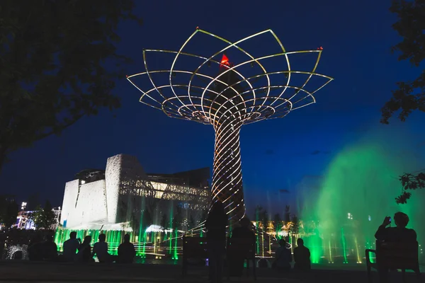 L'arbre de vie en soirée à l'Expo 2015 à Milan, Italie — Photo