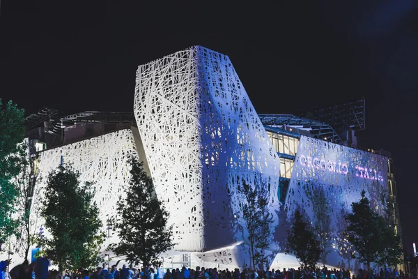 Павильон Италии вечером на выставке Expo 2015 в Милане, Италия — стоковое фото