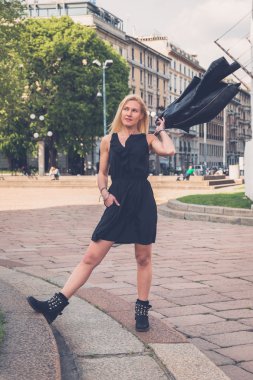 Güzel kız şehir sokaklarda poz