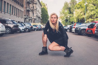 Güzel kız şehir sokaklarda poz